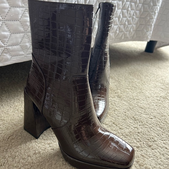 Brown Heeled Leather Boots - Picture 4 of 5
